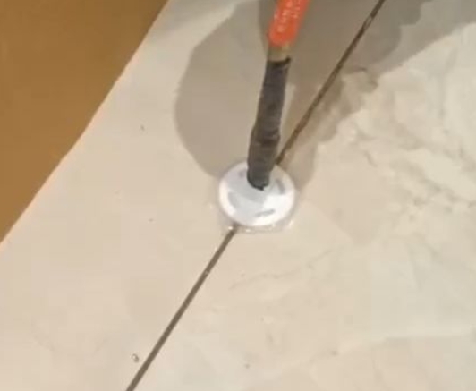 头屯河瓷砖空鼓维修公司专业解答瓷砖在铺贴过程中，如果没有涂抹均匀到位的粘结材料（如水泥砂浆或瓷砖胶），可能会导致以下问题