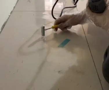 头屯河瓷砖开裂维修公司专业分享瓷砖在铺贴前如果没有沥干水分，将会导致以下问题