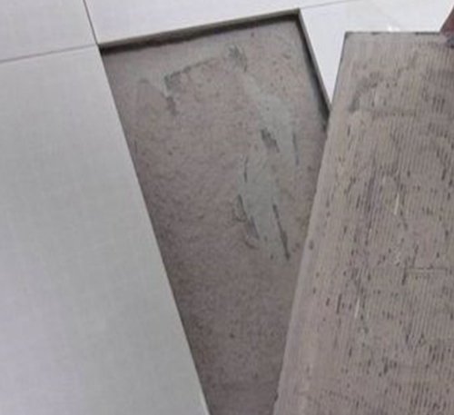 头屯河瓷砖空鼓维修公司分享瓷砖铺贴时如果打浆（即涂抹在瓷砖背面和基层上的砂浆或瓷砖胶）过少，会带来以下问题